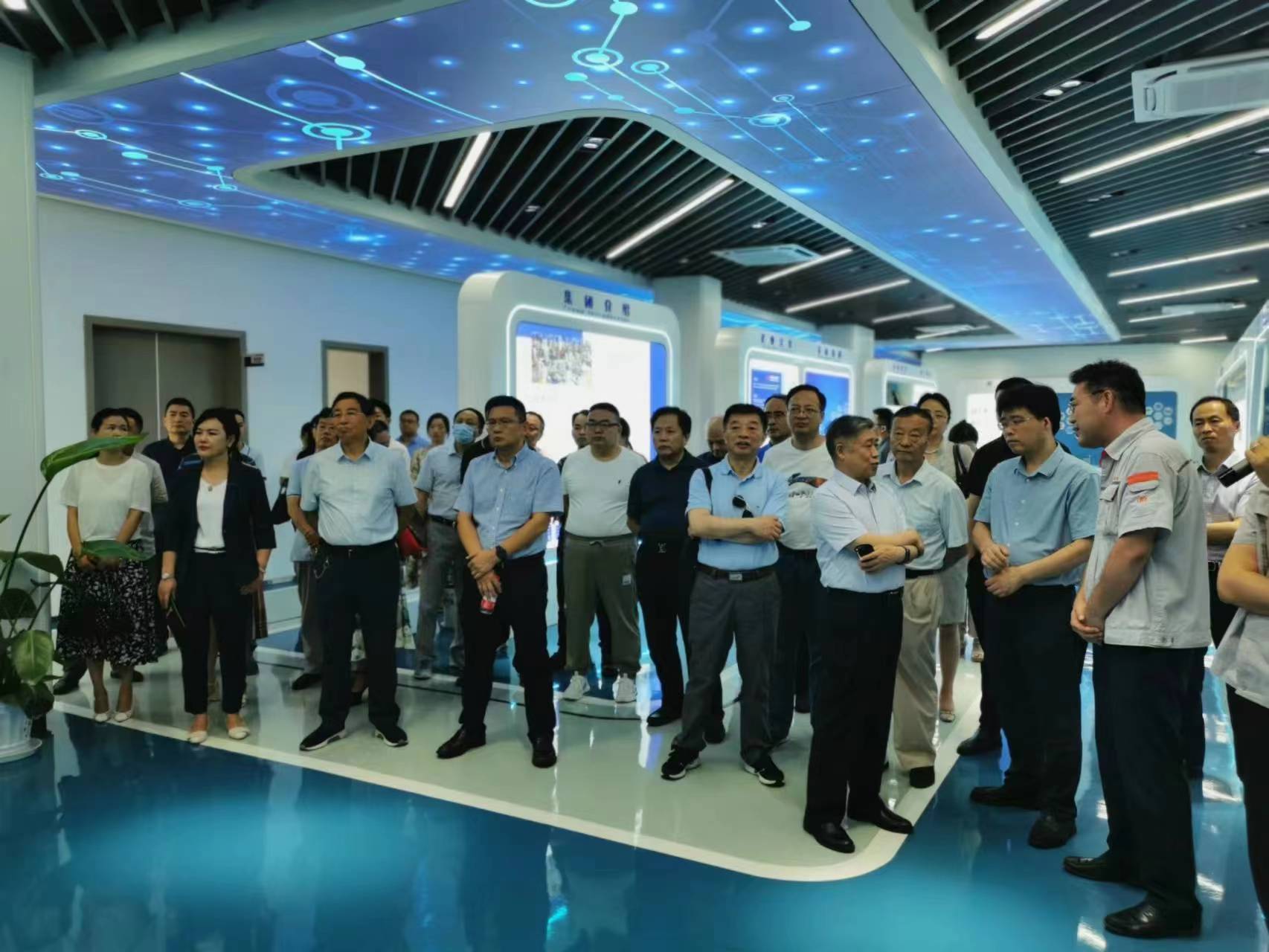 安徽華宇電纜集團有限公司董事長葉明竹應邀參加全市企業(yè)家活動日活動